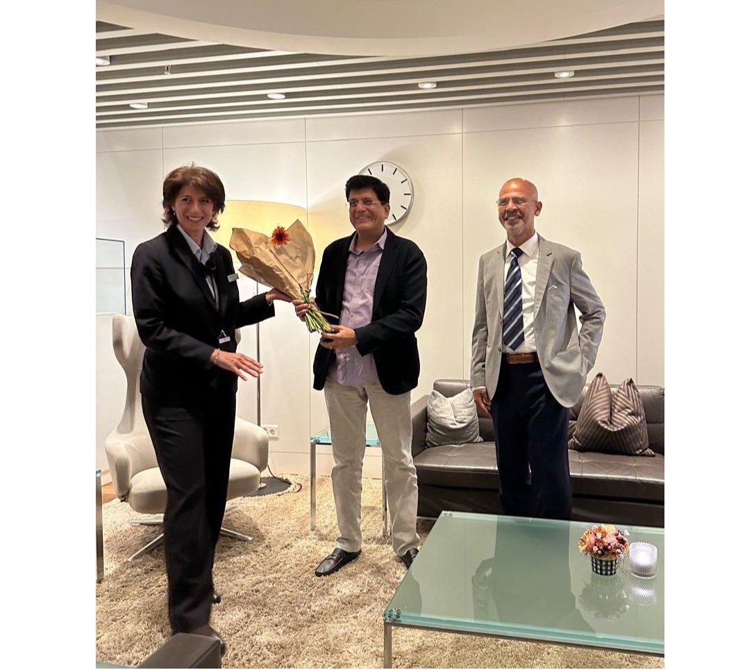 Ambassador Mridul Kumar received and welcomed Shri Piyush Goyal, Hon'ble Minister of Commerce and Industry at Zurich Airport on 14 July 2024